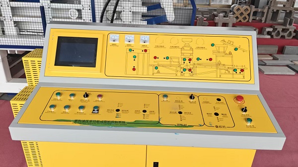 Macchina per lo stampaggio di blocchi di cemento