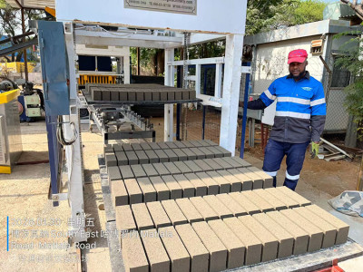 Máquina para fabricar ladrillos totalmente automática