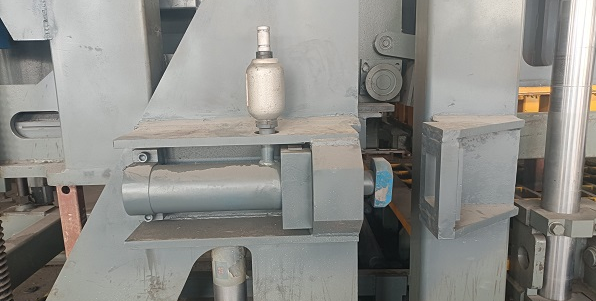 Macchina automatica per la fabbricazione di blocchi