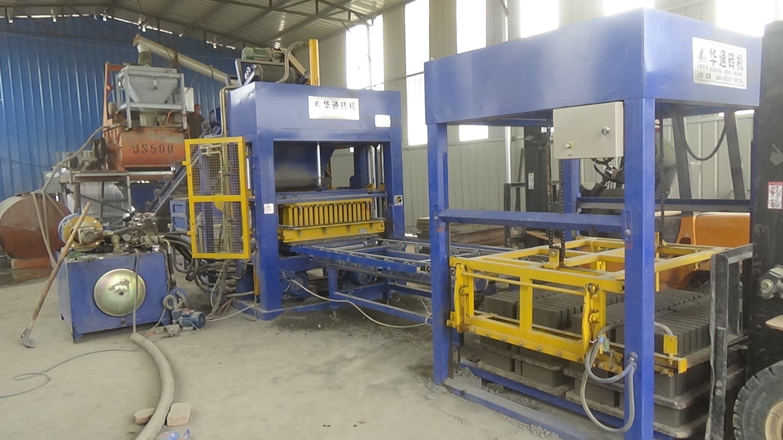 آلة تصنيع الطوب والبلوك الأوتوماتيكية