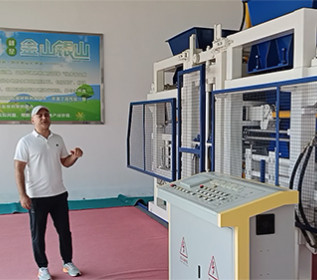 Clientes paquistaníes visitan Huatong Block Machinery para inspeccionar tecnologías de utilización de residuos sólidos verdes