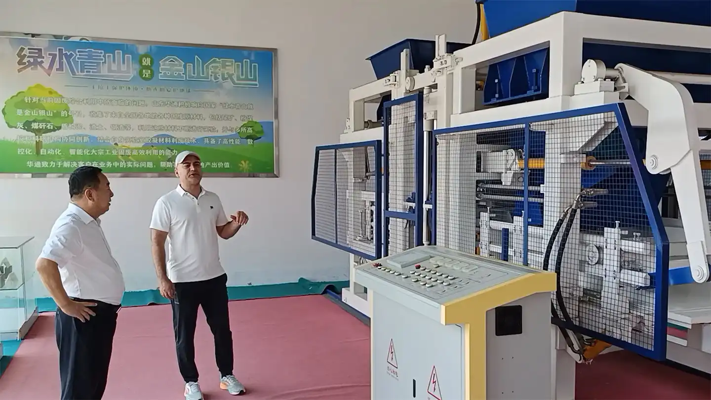 Khách hàng Pakistan đến thăm Huatong Block Machinery để kiểm tra công nghệ tái chế chất thải rắn xanh