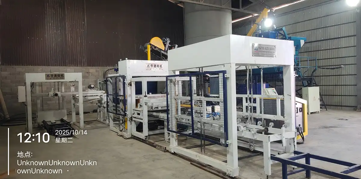 Documentario in loco della linea di produzione di mattoni completamente automatica Huatong QT8-15 in Kazakistan