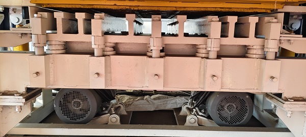 Macchina automatica per la fabbricazione di blocchi