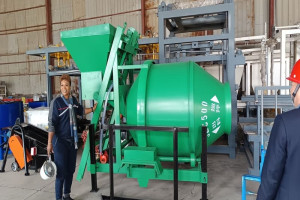Diamo il benvenuto ai nostri clienti dalla Costa d'Avorio che desiderano visitare la China Huatong Brick Machine Company per visionare le nostre attrezzature per la produzione e la miscelazione di mattoni.