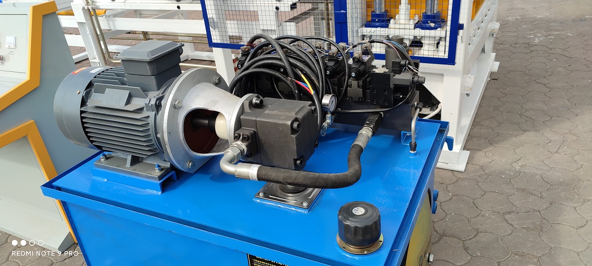 Macchina per lo stampaggio di blocchi di cemento