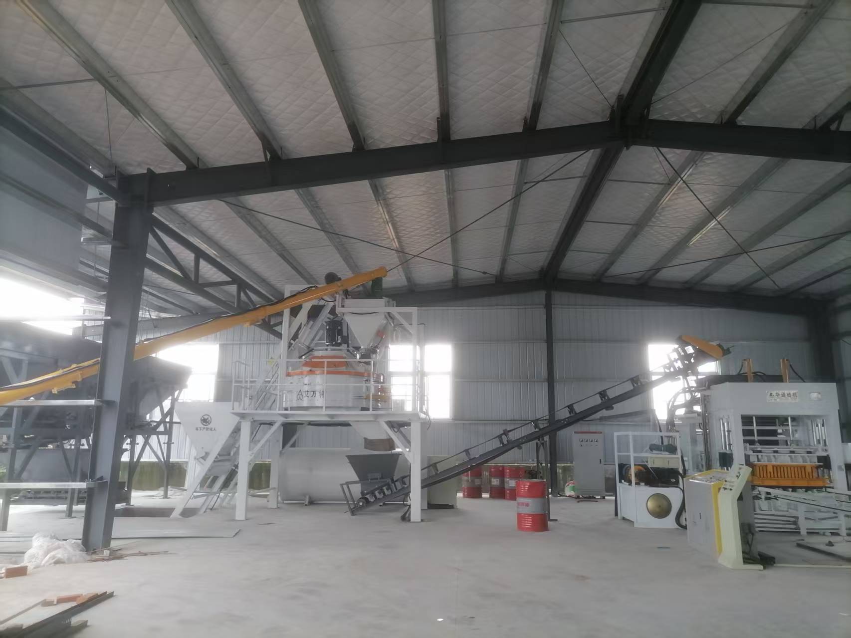 শিরোনাম: চাইনিজ নন-ফায়ারড ব্রিক মেশিন বুস্ট হাইনান ফ্রি ট্রেড পোর্ট কনস্ট্রাকশন: QT10-15 ইন্টেলিজেন্ট ব্রিক মেকিং মেশিন হাইনানে আনুষ্ঠানিকভাবে মোতায়েন, একসাথে একটি সবুজ ভবিষ্যত গড়ে তোলা সাবটাইটেল: উচ্চ দক্ষতা, পরিবেশ সুরক্ষা, স্বয়ংক্রিয়তা - মেড ইন দ্য কাস্টম পোর্ট অব দ্য কাস্টম ট্র্যাড-এর সাথে চীনের সম্পূর্ণ ট্র্যাড লঞ্চে অবদান রাখে। হাইনান ফ্রি ট্রেড পোর্টে ক্লিয়ারেন্স অপারেশন, দক্ষিণ চীনের এই গ্রীষ্মমন্ডলীয় দ্বীপটি অভূতপূর্ব উন্নয়নের সুযোগ গ্রহণ করছে। অবকাঠামো নির্মাণ, শহুরে পুনর্নবীকরণ এবং টেকসই বিল্ডিং প্রকল্পগুলি পুরোদমে চলছে, যার ফলে উচ্চ-মানের নির্মাণ সামগ্রীর চাহিদা ক্রমাগত বৃদ্ধি পাচ্ছে। এই পটভূমিতে, আমরা ঘোষণা করতে পেরে গর্বিত যে চীনা তৈরি QT10-15 সম্পূর্ণ স্বয়ংক্রিয় নন-ফায়ারড ব্রিক মেশিন হাইনানে আনুষ্ঠানিকভাবে মোতায়েন করা হয়েছে, যা উদ্ভাবনী প্রযুক্তি এবং সবুজ উৎপাদন ক্ষমতা সহ হাইনান মুক্ত বাণিজ্য বন্দর নির্মাণের একটি নতুন পর্যায়ে অবদান রাখছে। কেন QT10-15 ইট মেশিন চয়ন? QT10-15 নন-ফায়ারড ব্রিক মেশিন আমাদের স্বাধীনভাবে উন্নত ফ্ল্যাগশিপ পণ্য, দক্ষ, পরিবেশ বান্ধব এবং বড় আকারের ইট উৎপাদনের জন্য ডিজাইন করা হয়েছে। এর মূল সুবিধাগুলির মধ্যে রয়েছে: • ইন্টেলিজেন্ট অটোমেশন সিস্টেম: পুরো মেশিনটি পিএলসি বুদ্ধিমান নিয়ন্ত্রণ ব্যবহার করে, ইট আউটপুট খাওয়ানো এবং চাপ দেওয়া থেকে সম্পূর্ণ অটোমেশন অর্জন করে, উল্লেখযোগ্যভাবে উত্পাদন দক্ষতা উন্নত করে এবং শ্রম ব্যয় হ্রাস করে। • শক্তিশালী উৎপাদন ক্ষমতা এবং নমনীয়তা: একটি একক মেশিন প্রতিদিন 10,000-15,000 স্ট্যান্ডার্ড ইট তৈরি করতে পারে এবং ছাঁচ পরিবর্তন করে, এটি বিভিন্ন স্পেসিফিকেশন ফাঁপা ইট, পাকা ইট, ঘাস রোপণ ইট ইত্যাদি তৈরি করতে পারে, যা অবকাঠামো, ল্যান্ডস্কেপিং, আবাসিক এবং অন্যান্য প্রয়োজন মেটাতে পারে। • পরিবেশ বান্ধব এবং শক্তি-সাশ্রয়ী প্রযুক্তি: একটি অ-চালিত প্রক্রিয়া ব্যবহার করে, এটি উচ্চ-তাপমাত্রার সিন্টারিংয়ের প্রয়োজন হয় না, সরাসরি নির্মাণ বর্জ্য, ফ্লাই অ্যাশ, স্ল্যাগ এবং অন্যান্য কঠিন বর্জ্যকে কাঁচামাল হিসাবে ব্যবহার করে, সম্পদের ব্যবহার এবং কার্বন নিঃসরণ হ্রাস করে, সম্পূর্ণরূপে "মুক্ত বাণিজ্য উন্নয়নের ধারণা" মেনে চলে। • টেকসই এবং কম-ব্যবহারের নকশা: ভারী-শুল্ক ইস্পাত কাঠামো বডি এবং নির্ভুল হাইড্রোলিক সিস্টেম দীর্ঘমেয়াদী স্থিতিশীল অপারেশন নিশ্চিত করে, এবং শক্তি খরচ ঐতিহ্যগত সরঞ্জামের তুলনায় 30% কম, গ্রাহকদের বিনিয়োগের উপর নির্ভরযোগ্য রিটার্ন প্রদান করে। হাইনানে নিয়োজিত, একটি গ্লোবাল উইন্ডো হিসাবে কাজ করছে হাইনানে কাস্টমস ক্লিয়ারেন্স অপারেশনের পরে, নীতিগুলি যেমন "শূন্য শুল্ক, কম করের হার, এবং সরলীকৃত কর ব্যবস্থা" ধীরে ধীরে বাস্তবায়িত হবে, এটিকে বিশ্ব বাজারের সাথে মূল ভূখণ্ডের চীনকে সংযুক্ত করার একটি গুরুত্বপূর্ণ কেন্দ্রে পরিণত করবে৷ হাইনানে QT10-15 ইট তৈরির মেশিন চালু করা শুধুমাত্র স্থানীয় নির্মাণের জন্য উচ্চমানের বিল্ডিং উপকরণই সরবরাহ করবে না বরং দক্ষিণ-পূর্ব এশিয়া এবং বেল্ট অ্যান্ড রোড বাজারে পৌঁছানোর জন্য মুক্ত বাণিজ্য বন্দরের রসদ এবং বাণিজ্য সুবিধাগুলিও লাভ করবে, বিদেশী গ্রাহকদের দ্রুত সরবরাহ এবং প্রযুক্তিগত সহায়তা প্রদান করবে। গ্রাহকের প্রশংসাপত্র: আমাদের হাইনান অংশীদার থেকে মূল্যায়ন "আমরা QT10-15 ইট তৈরির মেশিনটি বেছে নিয়েছি কারণ এটি দক্ষ এবং পরিবেশ বান্ধব সরঞ্জামের জন্য হাইনানের চাহিদা পুরোপুরি পূরণ করে। ইনস্টলেশন এবং চালু করতে মাত্র দুই সপ্তাহ সময় লেগেছে, এবং উৎপাদন লাইন বর্তমানে মসৃণভাবে চলছে, ইটের শক্তি সম্পূর্ণরূপে আন্তর্জাতিক মান পূরণের সাথে। এই সরঞ্জামটি প্রথম তরঙ্গ নির্মাণের জন্য বিনামূল্যে বাণিজ্যের সুযোগ তৈরি করতে সহায়তা করেছে!" - হাইনানের একটি বিল্ডিং উপকরণ কোম্পানির প্রধান ভবিষ্যতের দিকে তাকিয়ে: চীনের মুক্ত বাণিজ্য বন্দরের সাথে একসাথে বেড়ে উঠছে চীনের নন-ফায়ার ব্রিক মেকিং মেশিন ম্যানুফ্যাকচারিং শিল্পে একটি নেতৃস্থানীয় উদ্যোগ হিসাবে, আমরা প্রযুক্তিগত উদ্ভাবনের মাধ্যমে বৈশ্বিক নির্মাণ শিল্পের সবুজ রূপান্তর চালাতে প্রতিশ্রুতিবদ্ধ। হাইনানে QT10-15 ইট তৈরির মেশিন স্থাপন আমাদের বৈশ্বিক কৌশলের একটি গুরুত্বপূর্ণ পদক্ষেপ। ভবিষ্যতে, আমরা আমাদের হাইনান অংশীদারদের সাথে আমাদের সম্পর্ক আরও গভীর করতে থাকব, "বুদ্ধিমান নির্মাণ" এর জন্য যৌথভাবে বেঞ্চমার্ক প্রকল্প তৈরি করতে স্থানীয় পরিষেবা এবং কাস্টমাইজড সমাধান প্রদান করব। বিশ্বব্যাপী সহযোগিতার আমন্ত্রণ আমরা আমাদের সাথে দেখা করার জন্য বিশ্বজুড়ে পরিবেশক, নির্মাণ কোম্পানি এবং সরকারী প্রকল্প স্টেকহোল্ডারদের স্বাগত জানাই। আমরা আমাদের চীনা তৈরি সরঞ্জাম এবং পরিষেবার মাধ্যমে আপনার বাজারে নতুন গতি ইনজেক্ট করার জন্য উন্মুখ। আরও পণ্যের তথ্যের জন্য বা আমাদের হাইনান প্রোডাকশন লাইনে পরিদর্শন করার জন্য, অনুগ্রহ করে আমাদের ওয়েবসাইটের মাধ্যমে আমাদের সাথে যোগাযোগ করুন। --- আমাদের সম্পর্কে Huatong Machinery হল একটি চীনা হাই-টেক এন্টারপ্রাইজ যা গবেষণা, উন্নয়ন, এবং নন-ফায়ার ইট তৈরির মেশিন তৈরিতে বিশেষজ্ঞ। আমাদের পণ্যগুলি দক্ষিণ-পূর্ব এশিয়া, আফ্রিকা, দক্ষিণ আমেরিকা এবং বিশ্বের অন্যান্য অংশে 50 টিরও বেশি দেশ এবং অঞ্চলে রপ্তানি করা হয়। আমাদের লক্ষ্য হল "গ্রিন ম্যানুফ্যাকচারিং, ইন্টেলিজেন্ট কনস্ট্রাকশন," এবং আমরা গ্রাহকদের সাশ্রয়ী ইট তৈরির সরঞ্জাম এবং ফুল-সাইকেল সমাধান প্রদান করি।